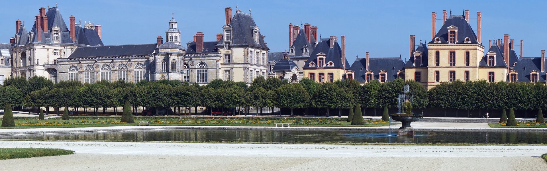 CHÂTEAU DE FONTAINEBLEAU - French Castle Inhabited by French